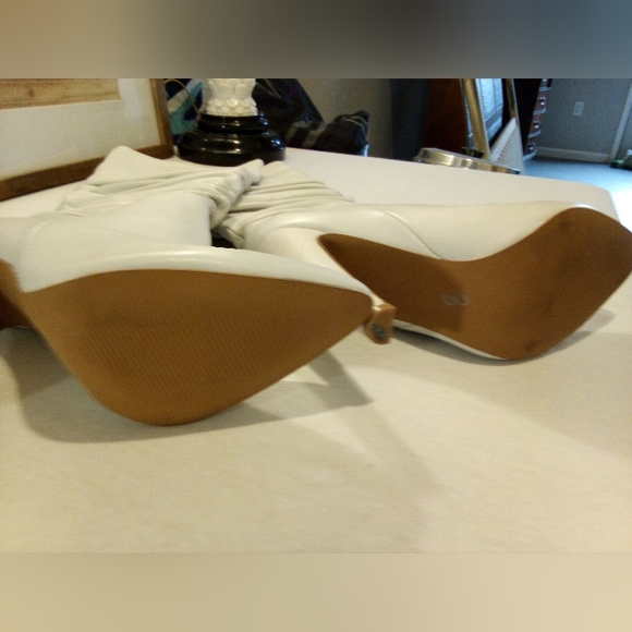 SALE!!! Steve Madden "Carrie" White Leather Boots - Picture 3 of 9